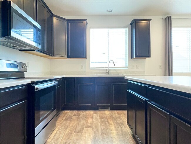 Building Photo - HOLIDAY MOVE IN SPECIAL!