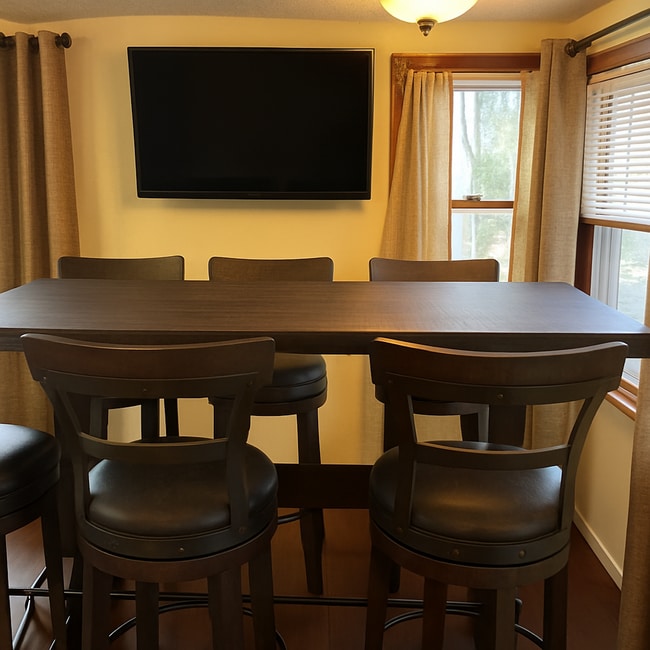 Building Photo - Immediate Move In- Fully Furnished Short T...