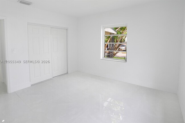 Building Photo - 995 SW 14th Ave