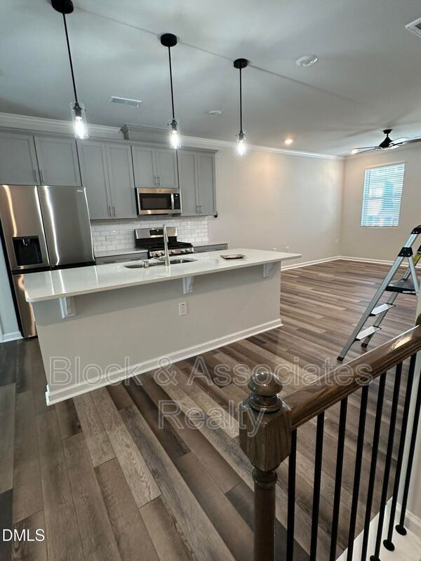 Building Photo - 608 Gimari Dr