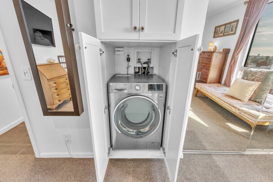 Building Photo - 7320 Hawthorn Ave