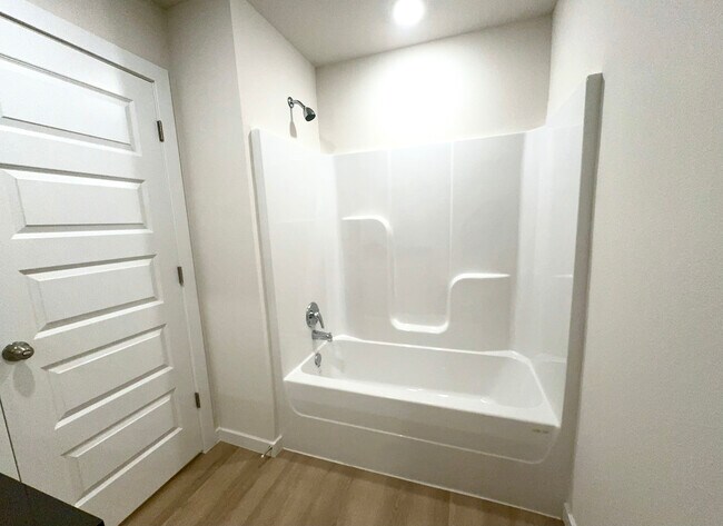 Building Photo - 5382 Selah St