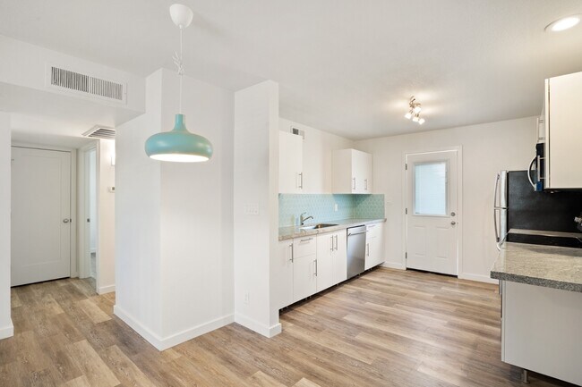 Building Photo - Beautiful 2 bedroom with private backyard
