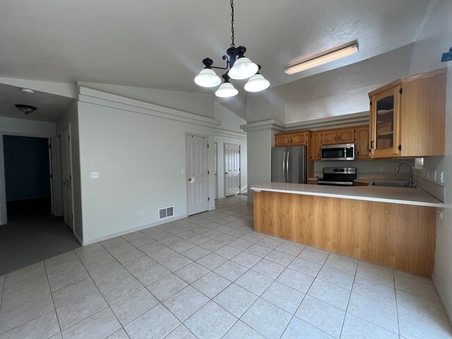 Building Photo - Large 5 Bedroom 2 Bathroom 2 Car Garage
