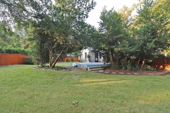 Building Photo - Updated 3 bedroom 2.5 bath home in Sherwood Forest