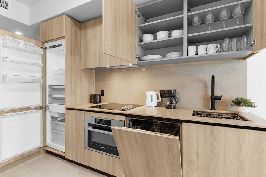 Building Photo - 501 NE 1st Ave