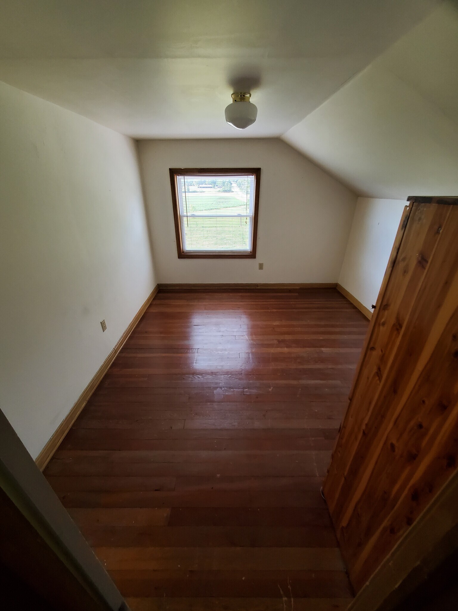 Upstairs NE Bedroom - 8295 Limeridge Rd