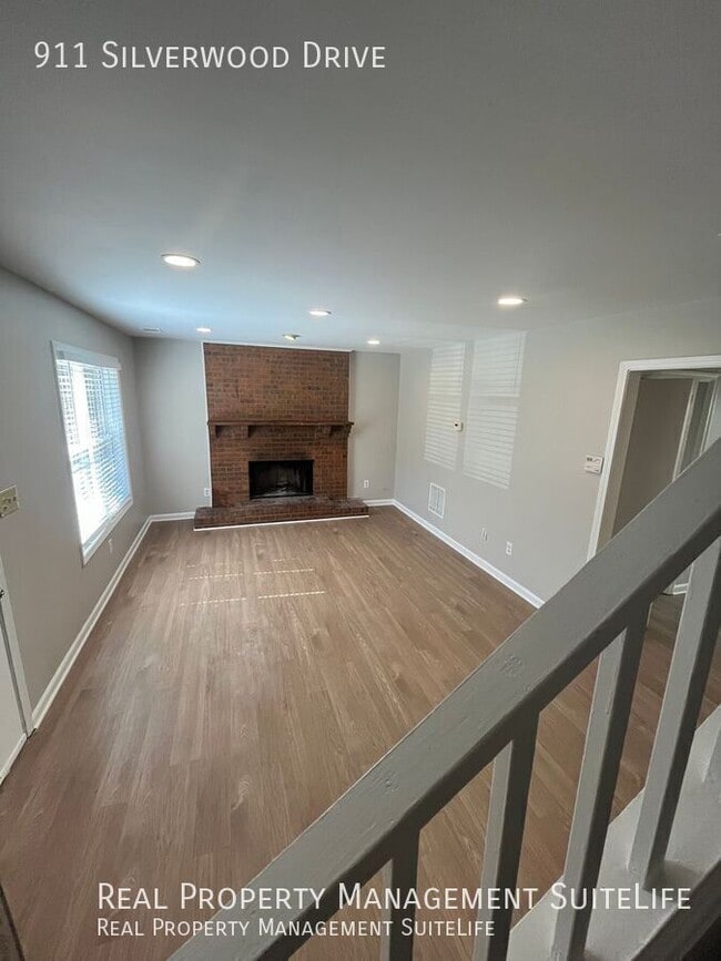 Building Photo - 911 Silverwood Dr