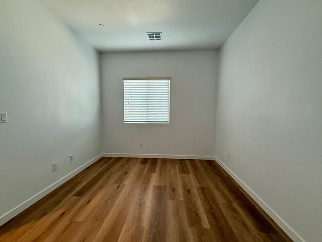 Building Photo - 4 BED, 2.5 BATH, 2 CAR-GARAGE, TWO-STORY, SINGLE FAMILY HOME FOR RENT w/ COMMUNITY POOL & SPA