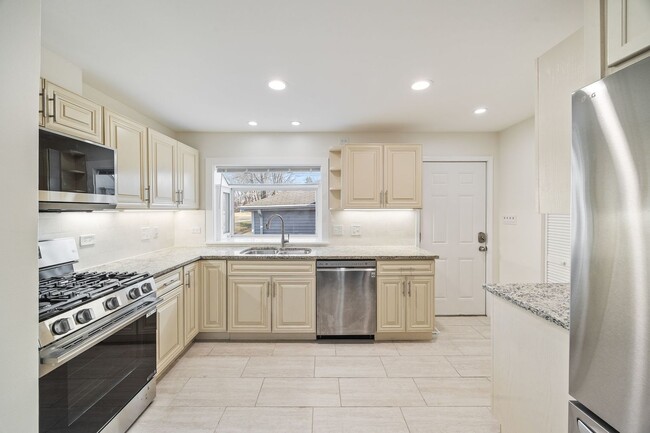 Building Photo - 503 S Benton St