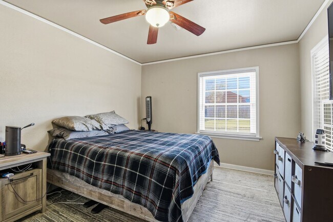 Building Photo - Spacious Home near I-244