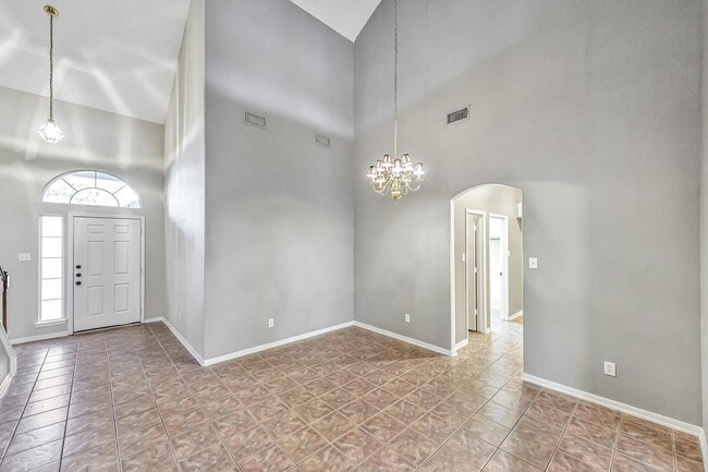 Building Photo - 2115 Hollyfield Ln