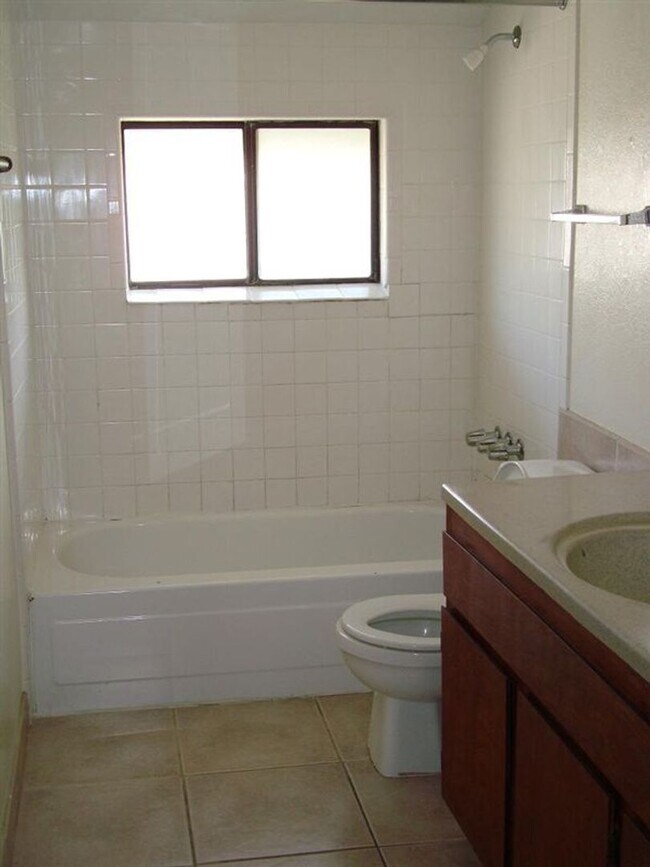 Building Photo - 4BR/2.5BA Townhome w/ Private Yard Near Downtown Tucson