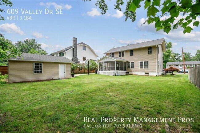 Building Photo - 609 Valley Dr SE