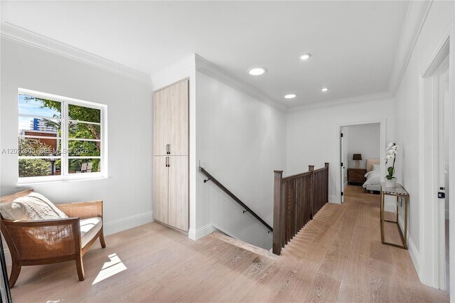 Building Photo - 5236 Pine Tree Dr
