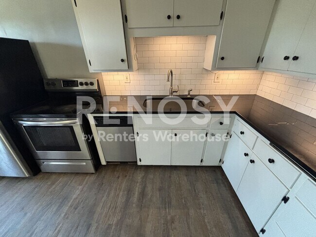 Building Photo - Available now is 2 Bedroom 1 Bath unit in Minneapolis