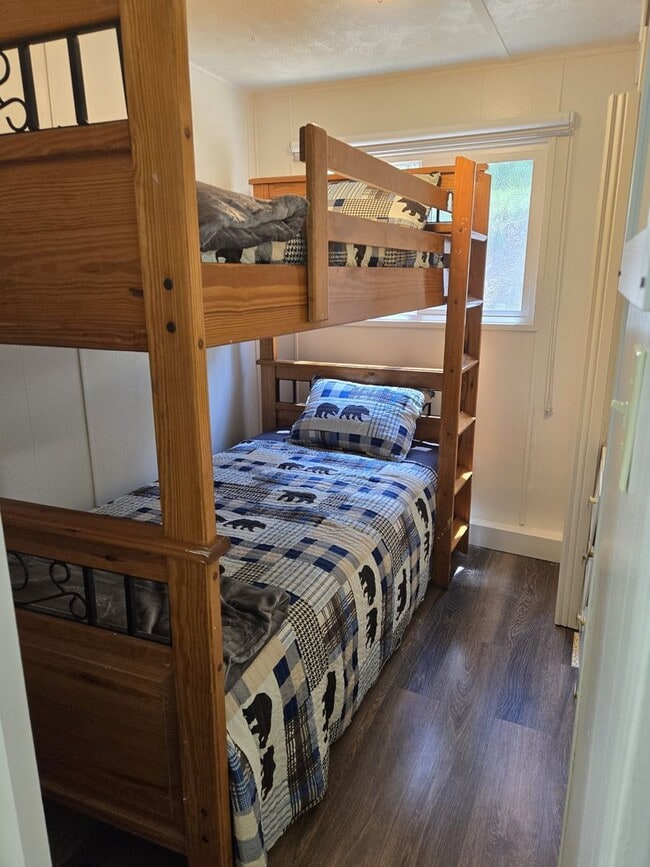 Building Photo - Great Two Bedroom Close To Midtown