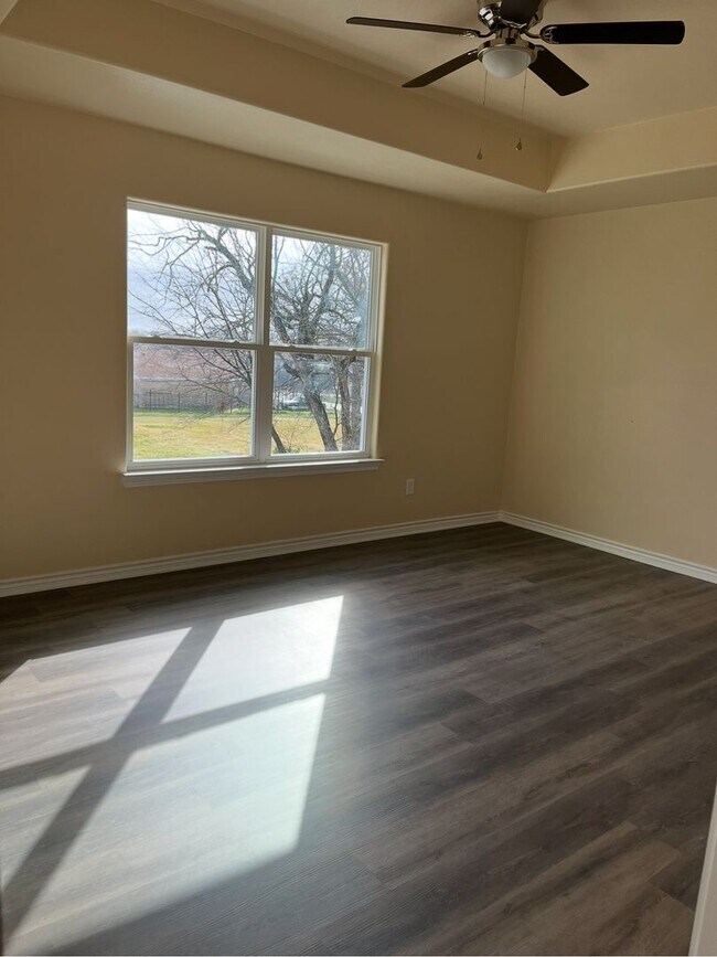 Building Photo - 215 W Dunn Ave