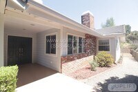 Building Photo - 3 Bedroom 2 Bathroom in Country Estates