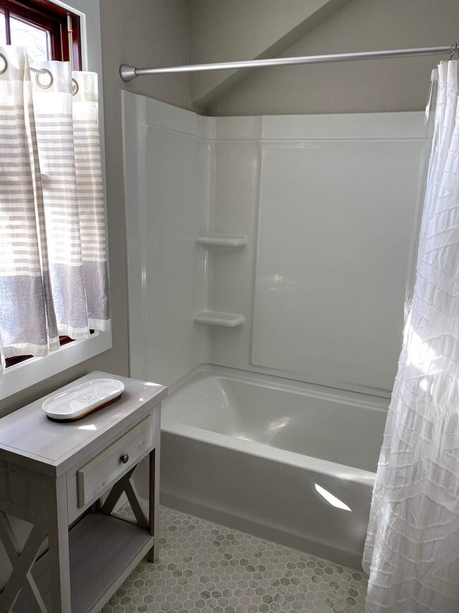 Building Photo - Charming Tudor 3 Blocks From Mayo