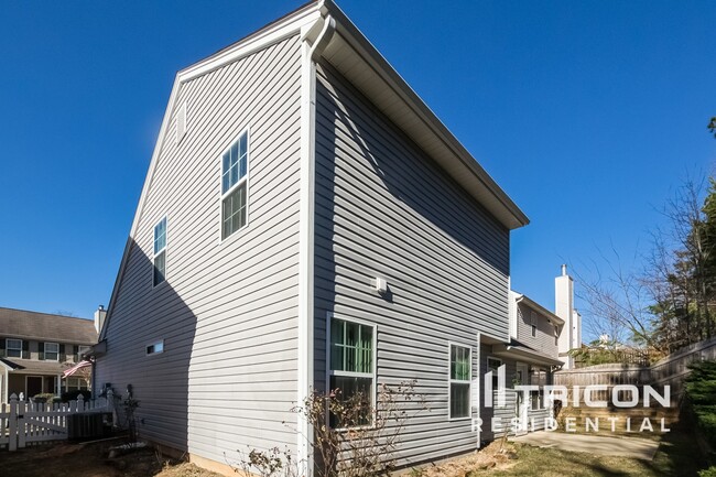 Building Photo - 221 Rosemont Ct