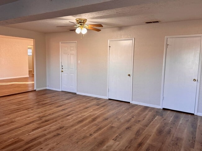 Building Photo - Adorable Mid Century Modern home on a corner lot!