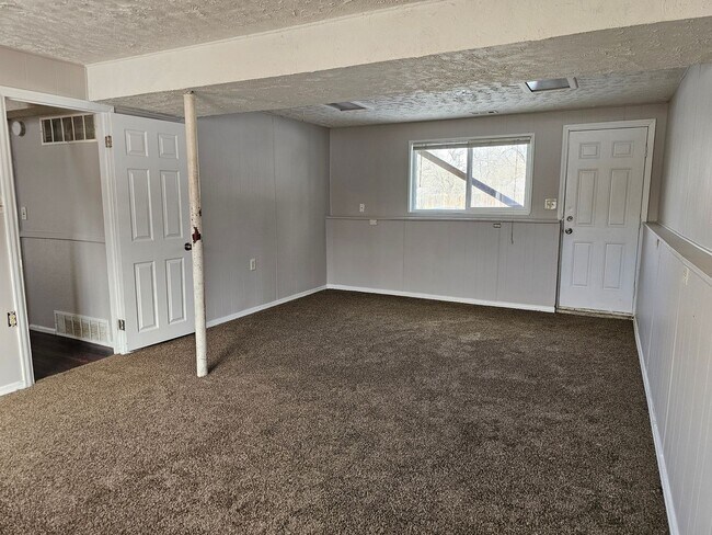 Building Photo - 4 Bedroom Bi Level with Large Yard and 2 Car Garage