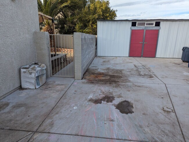 Building Photo - 4 Bedroom, 3 bath, RV parking Separate yard home