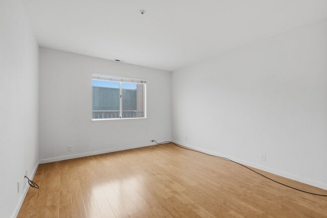 Building Photo - Top-Floor 3BR in Duplex Near BART | Vaulted Ceilings | In-Unit Laundry | Garage Parking