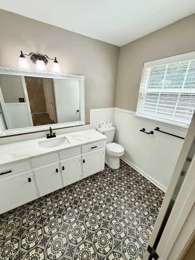 Building Photo - 4-bed/2-bath in South Tyler!