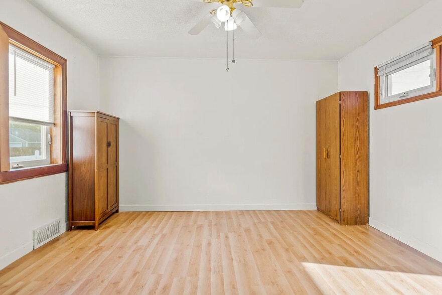 Building Photo - 1520 W 9th St