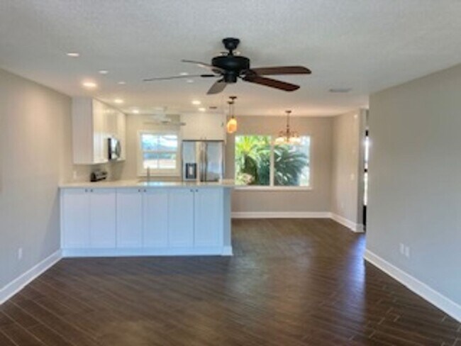 Building Photo - Waterfront condo with community pool!