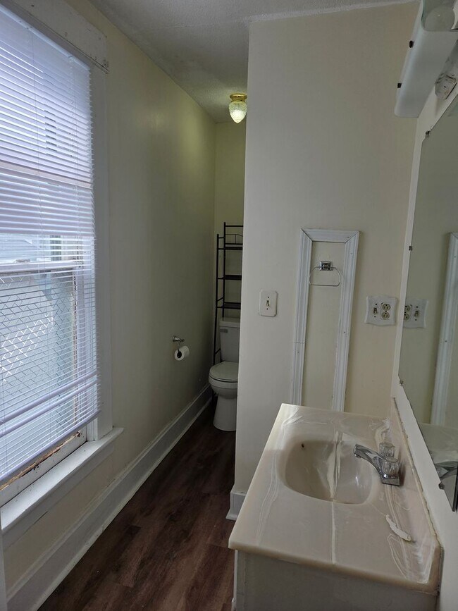 Building Photo - 3 Bedroom, 2 Bathroom House