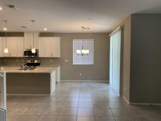 Building Photo - 3 Bedroom townhome in Mountains Edge