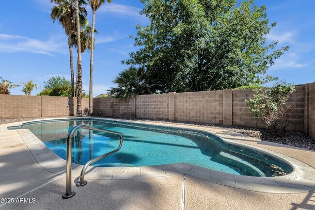 Building Photo - 4913 E Acoma Dr