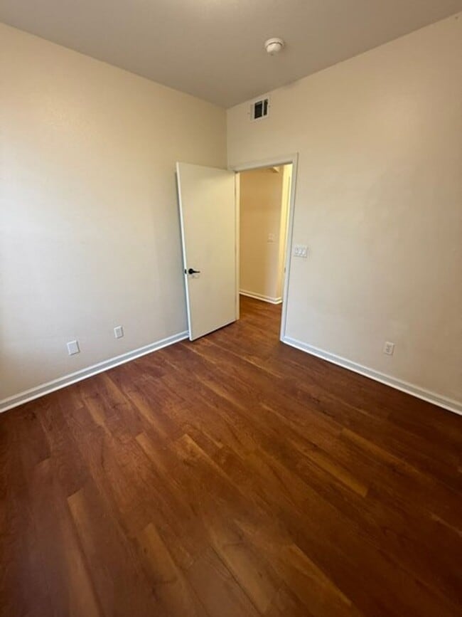 Building Photo - 3 Bedroom Condo in Sunrise Hills