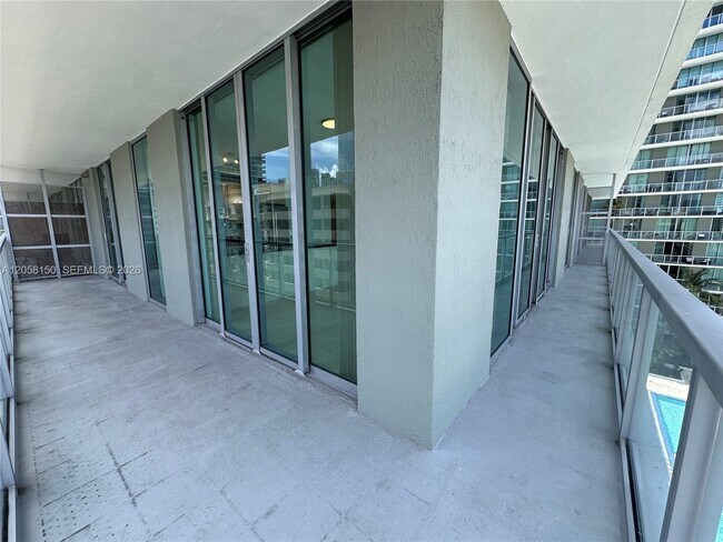 Building Photo - 1111 SW 1st Ave