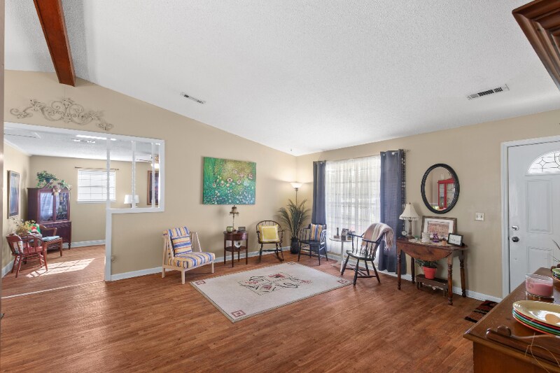 Building Photo - 202 Peartree Cir