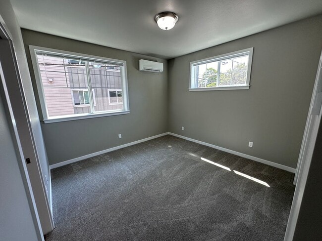 Building Photo - 4 Bedroom / 4 bath New Townhome. Every bedroom is its own Master Suite with your own full bathroo...