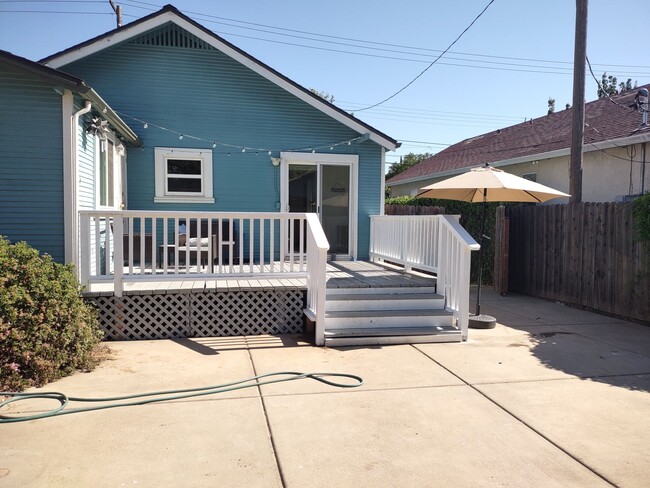 Building Photo - 5835 Broadway