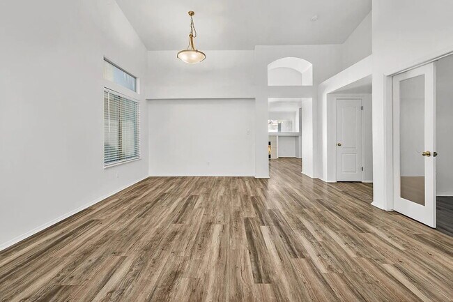 Building Photo - Spacious 3 Bedroom, 2 Bathroom with office!