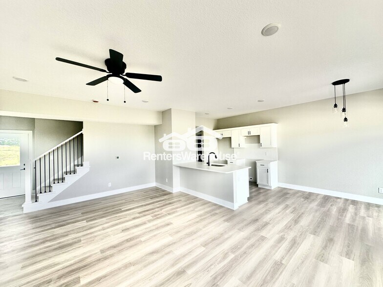 Building Photo - 7000 Lake Hill Dr