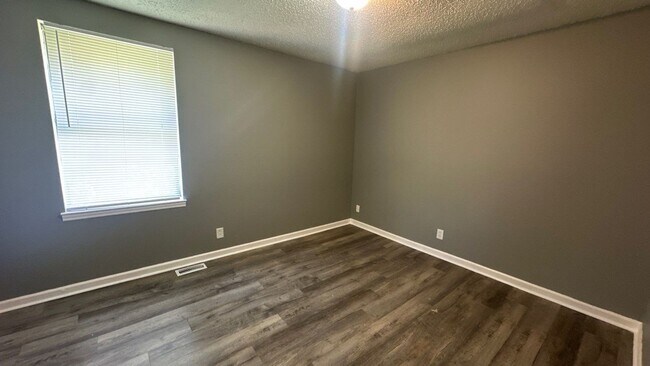 Building Photo - 224 Greenleaf Cir