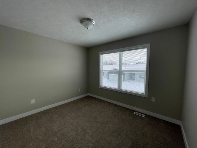 Building Photo - Three Bedroom Townhouse in Portage