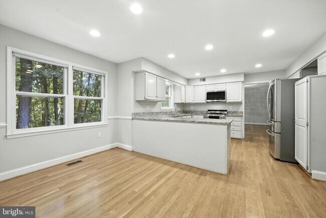 Building Photo - 10198 Cedar Pond Dr
