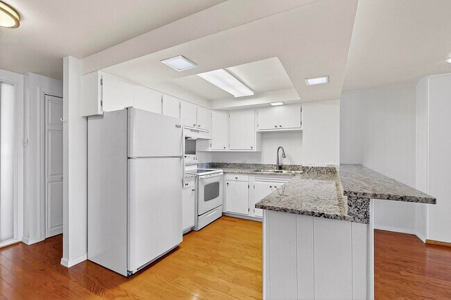 Building Photo - Art Deco Condo 1 Bedroom  1 Bath with cove...