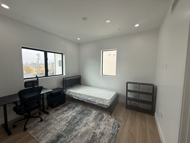 Building Photo - 1200 W 37th Dr