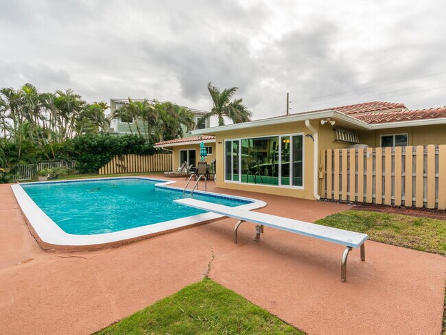 Building Photo - 4930 NE 27th Ave