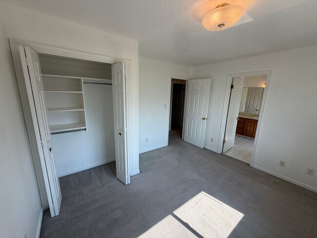 Building Photo - 479 S Palisade Dr
