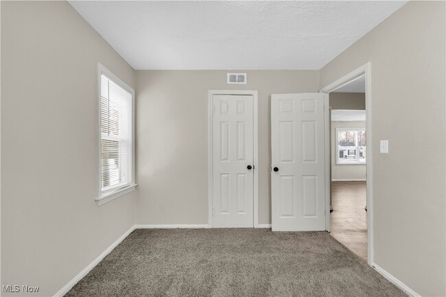 Building Photo - 2016 N Green Rd